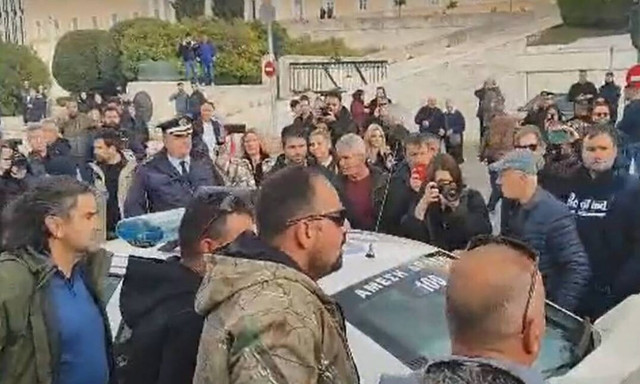 Αγρότες σπρώχνουν περιπολικό μπροστά στη Βουλή