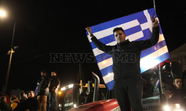 Liveblog: Ολονύκτια «πολιορκία» της Βουλής από τα τρακτέρ - Δυναμικό μήνυμα των αγροτών