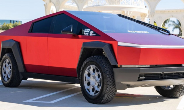 H Lady Gaga κυκλοφορεί με Tesla Cybertruck