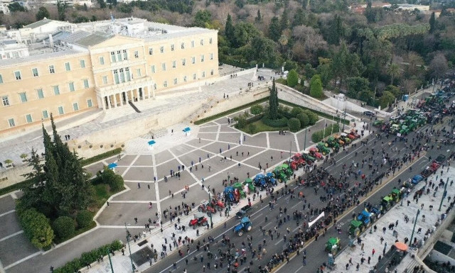 Αγρότες: Πανοραμικές φωτογραφίες από τα τρακτέρ που πλημμύρισαν το Σύνταγμα