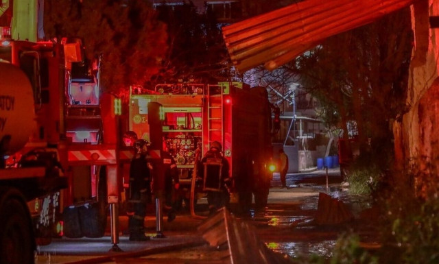 Φωτιά σε υπόγειο κτηρίου στο Μεταξουργείο - Επί τόπου η Πυροσβεστική