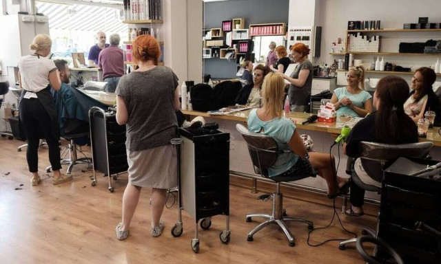 Κομμώτρια στην Κρήτη έκανε μήνυση σε δυσαρεστημένη πελάτισσα για βίντεο που ανέβασε στο TikTok!