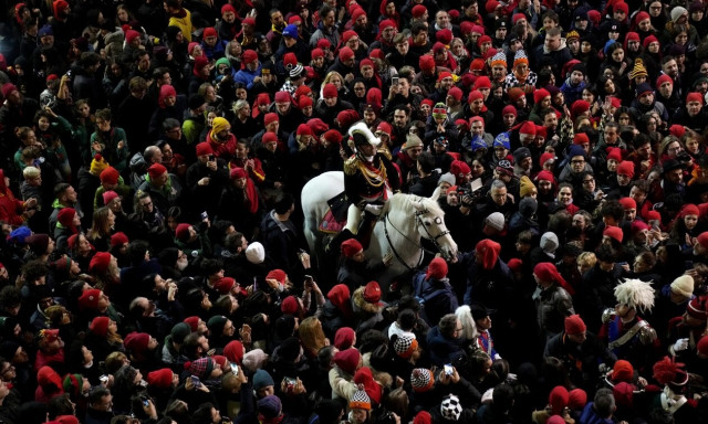 Ιταλία: Η «μάχη των πορτοκαλιών» στην Ιβρέα - Το ξεχωριστό έθιμο που χάνεται στα βάθη των αιώνων