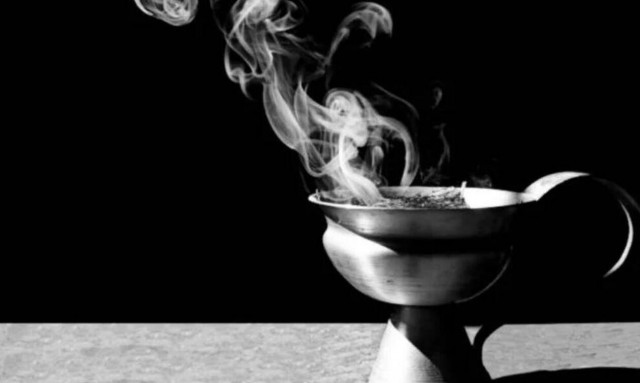 Aυτή είναι η προσευχή που λέμε όταν θυμιατίζουμε το σπίτι