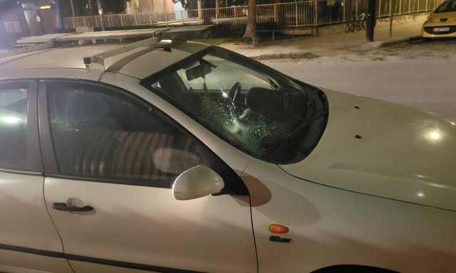 Ζευγάρι παρασύρθηκε από αυτοκίνητο στη Λάρισα – Έπεσαν πάνω στο παρμπρίζ του ΙΧ