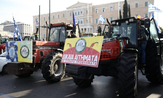 Αγρότες: Tα τρακτέρ έχουν κατακλύσει το Σύνταγμα - Αύριο οι αποφάσεις για τα μπλόκα