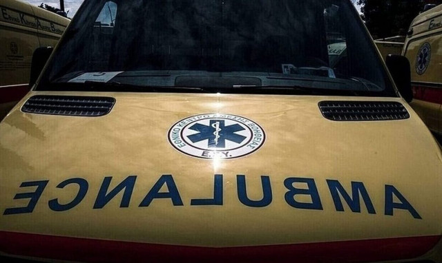 Συναγερμός στη Ναύπακτο: Άνδρας έπεσε από ταράτσα