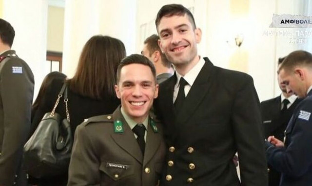 Ο Μίλτος Τεντόγλου όπως δεν τον έχουμε ξαναδεί: Ορκίστηκε σημαιοφόρος του Πολεμικού Ναυτικού 