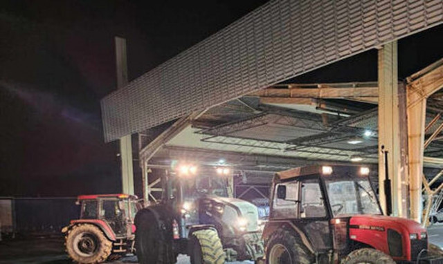 Μπλόκο αγροτών στο τελωνείο Ευζώνων