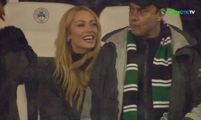 Παναθηναϊκός - ΠΑΟΚ: Χαμογελαστή στις εξέδρες της Λεωφόρου η Ελένη Βουλγαράκη (vid)