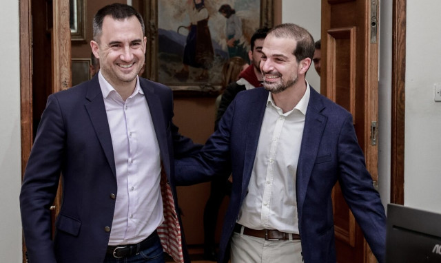 Νέα Αριστερά: Με χαμόγελα το τετ α τετ Χαρίτση - Σακελλαρίδη