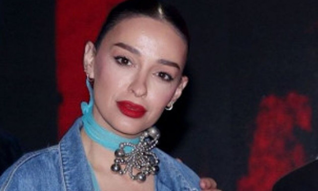 Με total denim look η Ελένη Φουρέιρα διέψευσε έναν μεγάλο μύθο για το «Γδύσου»