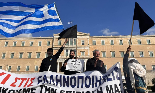 Μελισσοκόμοι και φοιτητές κατέκλυσαν το Σύνταγμα - Δείτε εικόνες