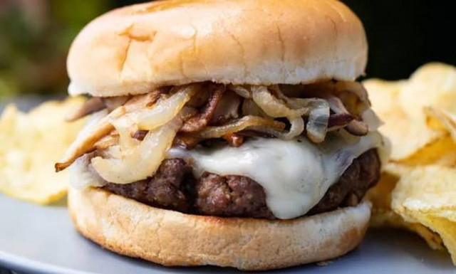 Τα παχυντικά φαγητά σε οδηγούν στην κατανάλωση αλκοόλ