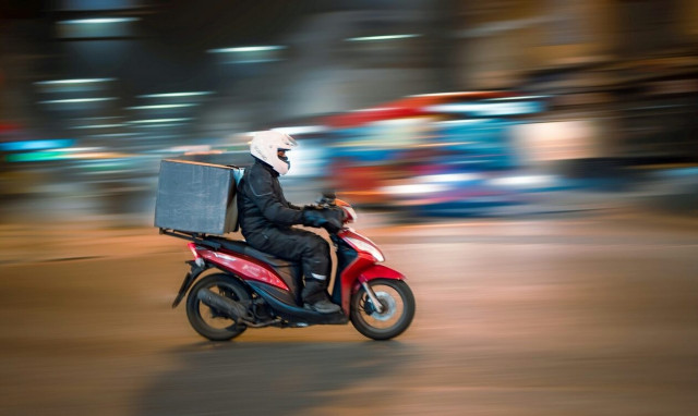 Σοβαρή καταγγελία στη Λάρισα: Ντελιβεράς θώπευσε εν κινήσει κοπέλα στο δρόμο