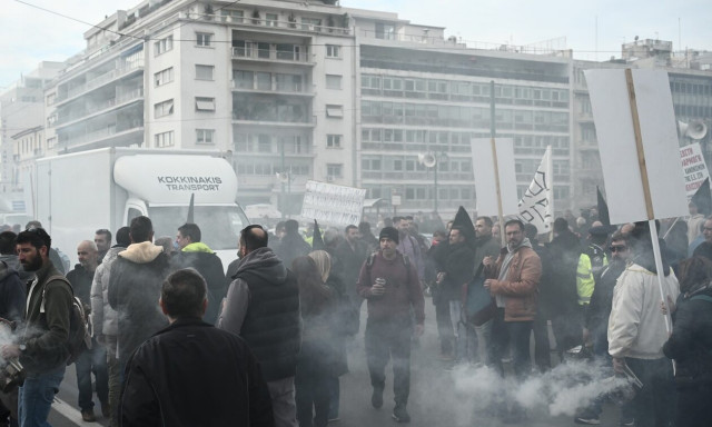 Ένταση στη διαμαρτυρία των μελισσοκόμων στο Σύνταγμα