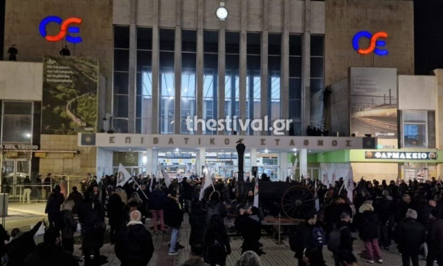 Θεσσαλονίκη: Συγκέντρωση διαμαρτυρίας στον ΟΣΕ για την τραγωδία στα Τέμπη