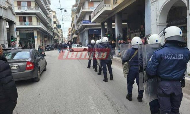 Πάτρα: Ένταση στο πανεκπαιδευτικό συλλαλητήριο με πέτρες και φωτοβολίδες