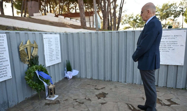 Ο Νίκος Δένδιας τίμησε τους πεσόντες του Noratlas - Επισκέφτηκε και τον τάφο του Κων. Μητσοτάκη