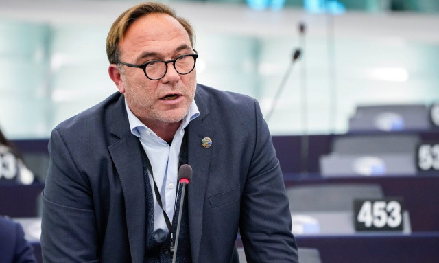 Κόκκαλης: «Η κυβέρνηση χαρίζει τον αιγιαλό, κόντρα στο δημόσιο συμφέρον και τον ευρωπαϊκό δρόμο»