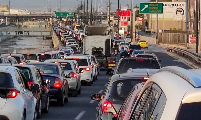 Κίνηση στους δρόμους: «Στο κόκκινο» o Κηφισός, καθυστερήσεις στην Αττική οδό