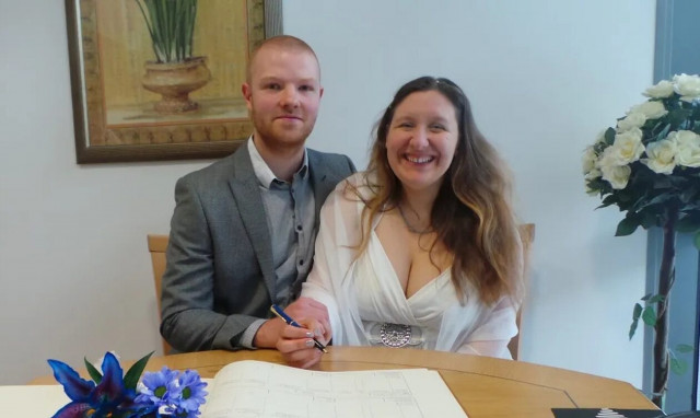 Ζευγάρι στην Βρετανία αποδεικνύει ότι δεν χρειάζεται να... ξοδευτείτε για να παντρευτείτε