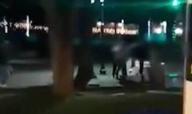 Καβάλα: Σοκαριστικό βίντεο με τον ξυλοδαρμό 17χρονου από συμμορία νεαρών – «Θα τον σκοτώσουν»