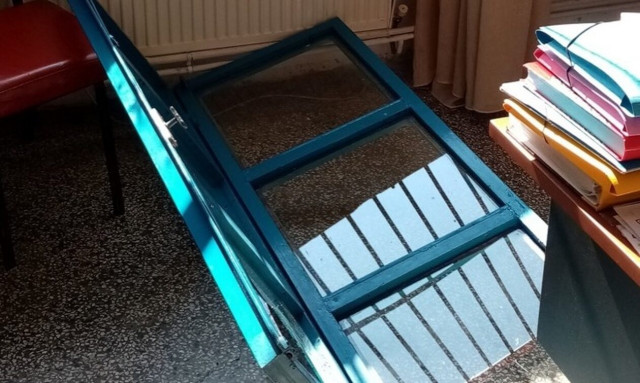 Λάρισα: Παράθυρο σχολείου κατέρρευσε και έπεσε πάνω σε προϊστάμενο