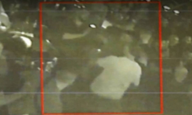 Γκάζι-Φωτογραφίες ντοκουμέντο: Μπράβοι ξυλοκοπούν θαμώνες και αστυνομικό μέσα σε μπαρ