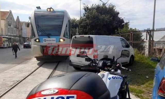 Πάτρα: Ο πιο... Ελληνάρας οδηγός - Πάρκαρε το αυτοκίνητό του πάνω στον προαστιακό!