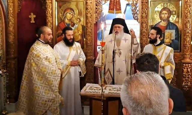 Μητροπολίτης Βαρνάβας στο μνημόσυνο για τα θύματα των Τεμπών: «Πότε ξανά» (vid)