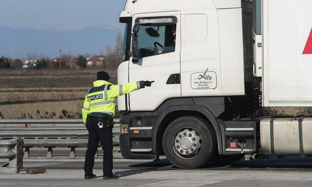 Ανατροπή νταλίκας στην Αθηνών-Λαμίας στο ύψος του Αυλώνα