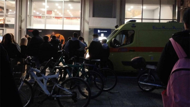 Λάρισα: Άγρια συμπλοκή μεταξύ νεαρών στο κέντρο της πόλης – Ένας τραυματίας