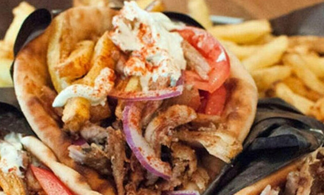 Σουβλάκι με πίτα και τζατζίκι: Πόσες θερμίδες παίρνουμε τελικά;