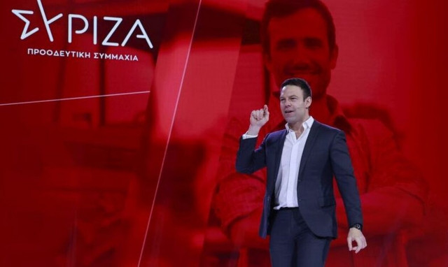 Απίστευτο σόου Κασσελάκη στην ομιλία του - «Σηκωθείτε όλοι όρθιοι και χειροκροτήστε»