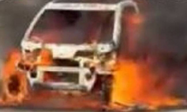 Χανιά: «Λαμπάδιασε» αυτοκίνητο έξω από σούπερ μάρκετ