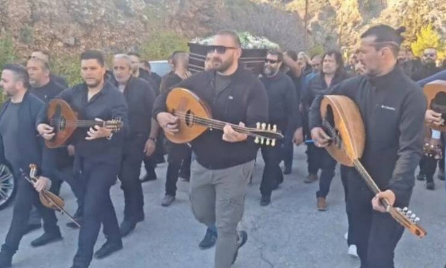 Κρήτη: Με λύρα και λαγούτα το τελευταίο «αντίο» στον λυράρη Γιώργη Στιβακτάκη
