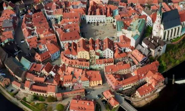 Η παραμυθένια ευρωπαϊκή πόλη που έχει μπύρες στα 1,70 ευρώ