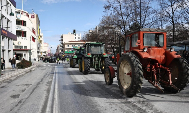 Λάρισα: Οι αγρότες διαδηλώνουν με τα τρακτέρ τους στην Κεντρική Πλατεία