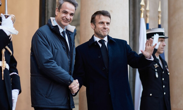 Μητσοτάκης από Παρίσι: «Δεν υπάρχει κανένα ζήτημα αποστολής δυνάμεων του ΝΑΤΟ εντός της Ουκρανίας»