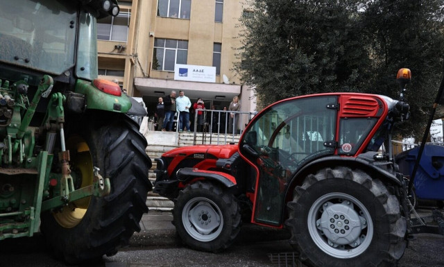 Αγρότες από το μπλόκο Πλατύκαμπου απέκλεισαν το Τελωνείο της Λάρισας - Δείτε εικόνες