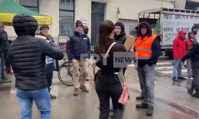 Βρυξέλλες: Ελληνικό καφέ κέρασε τυρόπιτες τους διαμαρτυρόμενους αγρότες - Δείτε βιντεο