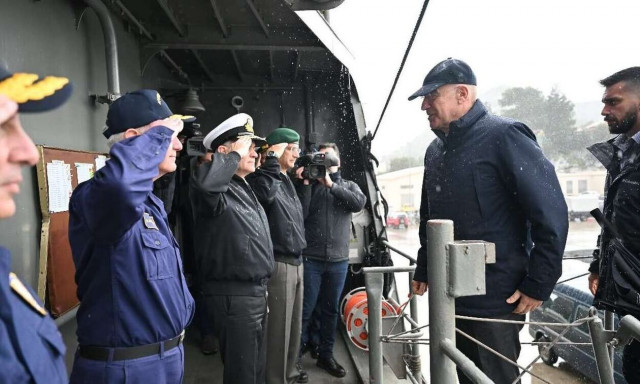 Ο Νίκος Δένδιας επισκέφτηκε τη φρεγάτα «Ύδρα», εν αναμονή του απόπλου για Ερυθρά Θάλασσα