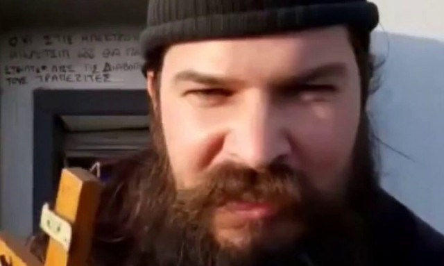 Πατήρ Κλεομένης: Ποιος είναι ο ρασοφόρος που φέρεται να εμπλέκεται με οικογένεια Παλαιοχριστιανών