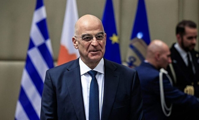 Ο Νίκος Δένδιας επισκέπτεται τη φρεγάτα Ύδρα