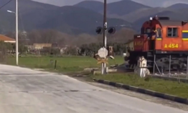 Απίστευτο! Μηχανοδηγός ακινητοποιεί τρένο σε αφύλακτη διάβαση για να δει... αν έρχονται αυτοκίνητα