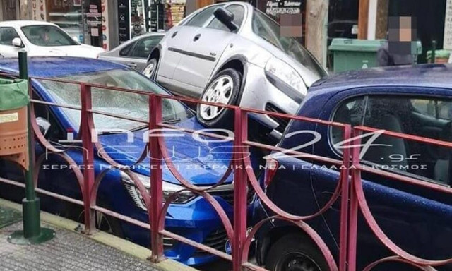 Σέρρες: Όχημα «καβάλησε» παρκαρισμένα αυτοκίνητα