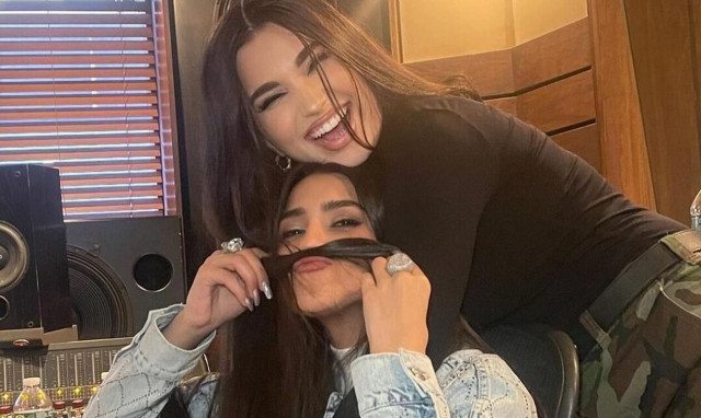 Η Αναστασία συνάντησε την Enisa στην Αμερική - Η απίστευτη ομοιότητά τους