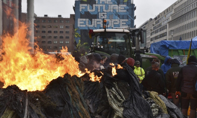 Πεδίο μάχης οι Βρυξέλλες: Αγρότες «υποδέχθηκαν» με τρακτέρ και αυγά τους υπουργούς Γεωργίας της ΕΕ