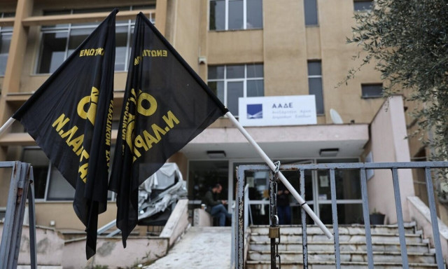 Αγρότες απέκλεισαν και «πλημμύρισαν» με άχυρα των Τελωνείο της Λάρισας